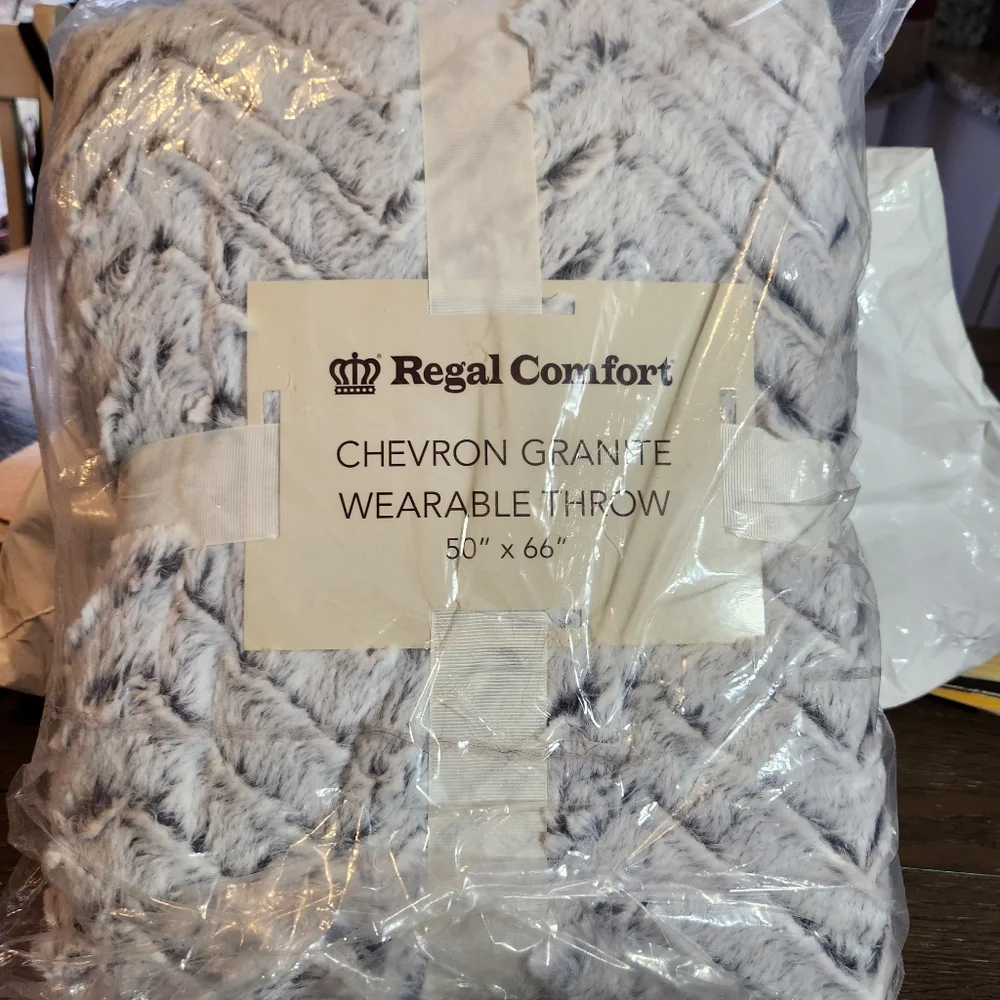 NWT Regal Comfort Chevron Granite Wearable Faux Sherpa Throw One Size